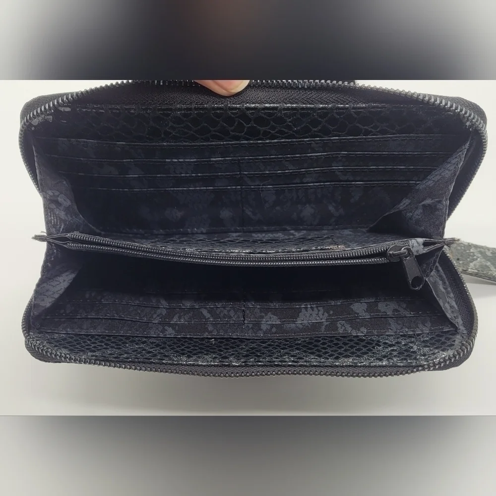 Kenneth Cole Leather Zip Around Wallet​​​